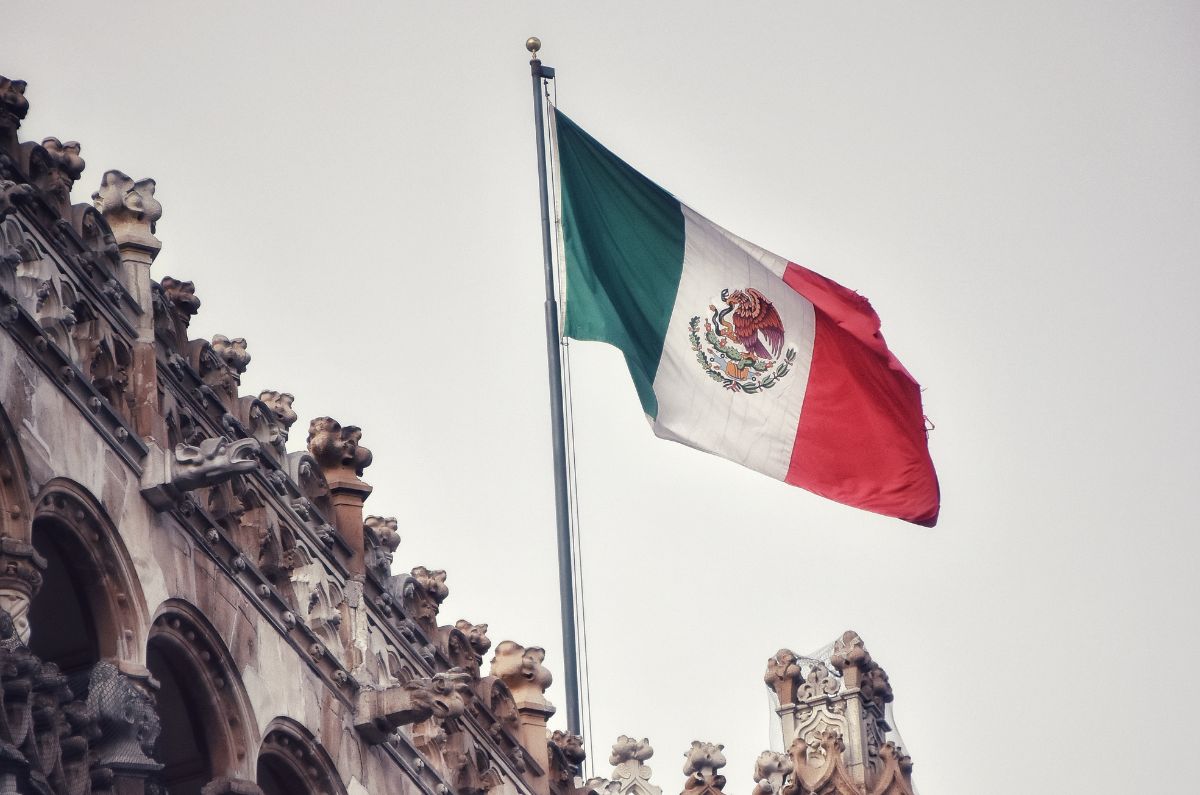 Proponen cárcel a quien cante mal el Himno Nacional Mexicano