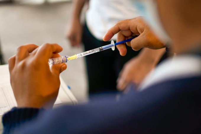 AMLO anuncia tercera dosis contra COVID-19 para maestros y personal de salud