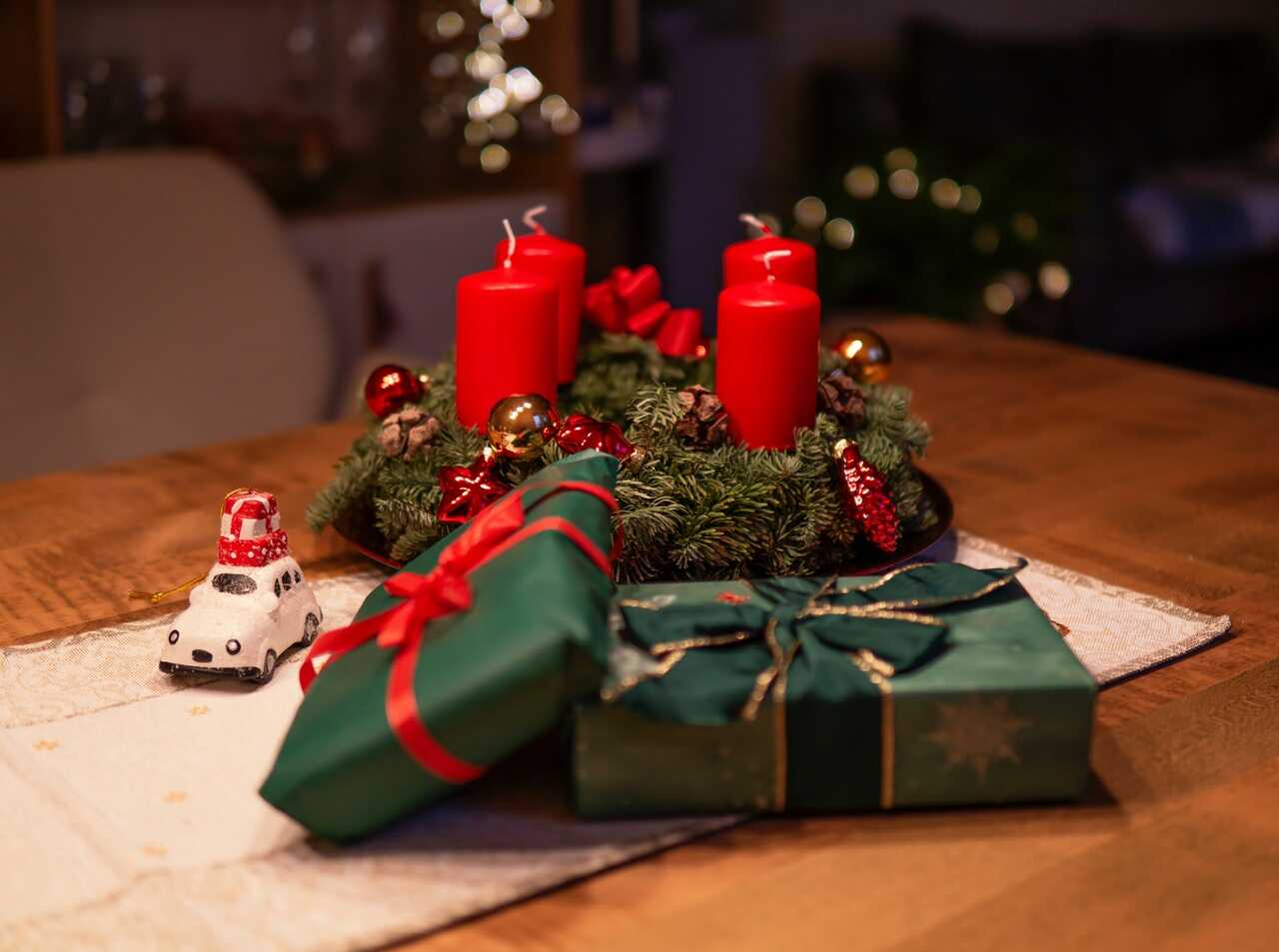 Decoraciones elegantes con velas para esta Navidad