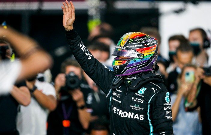 Lewis Hamilton usará el casco de arcoiris en Arabia
