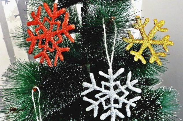 Cómo hacer adornos navideños caseros con silicón y diamantina