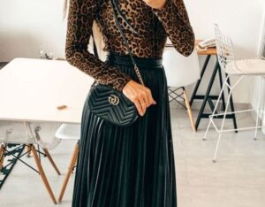 Ideas de faldas negras plisadas para verte elegante en la oficina