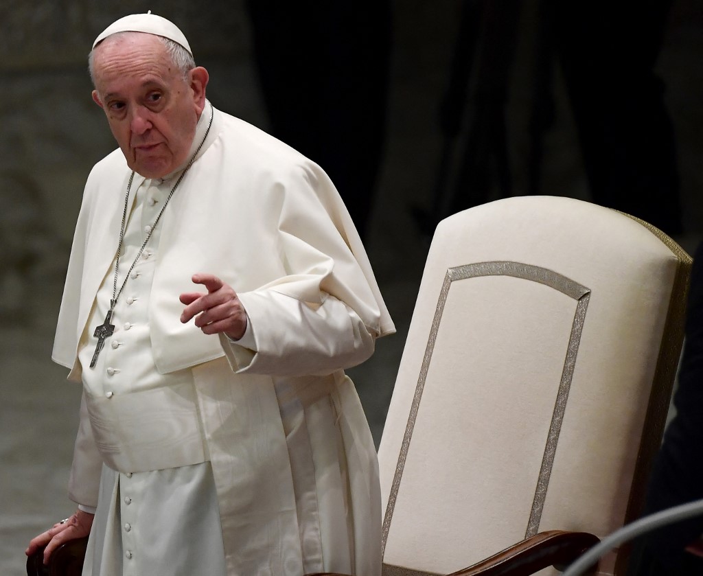 Papa Francisco pide a padres ‘no condenar’ a hijos homosexuales