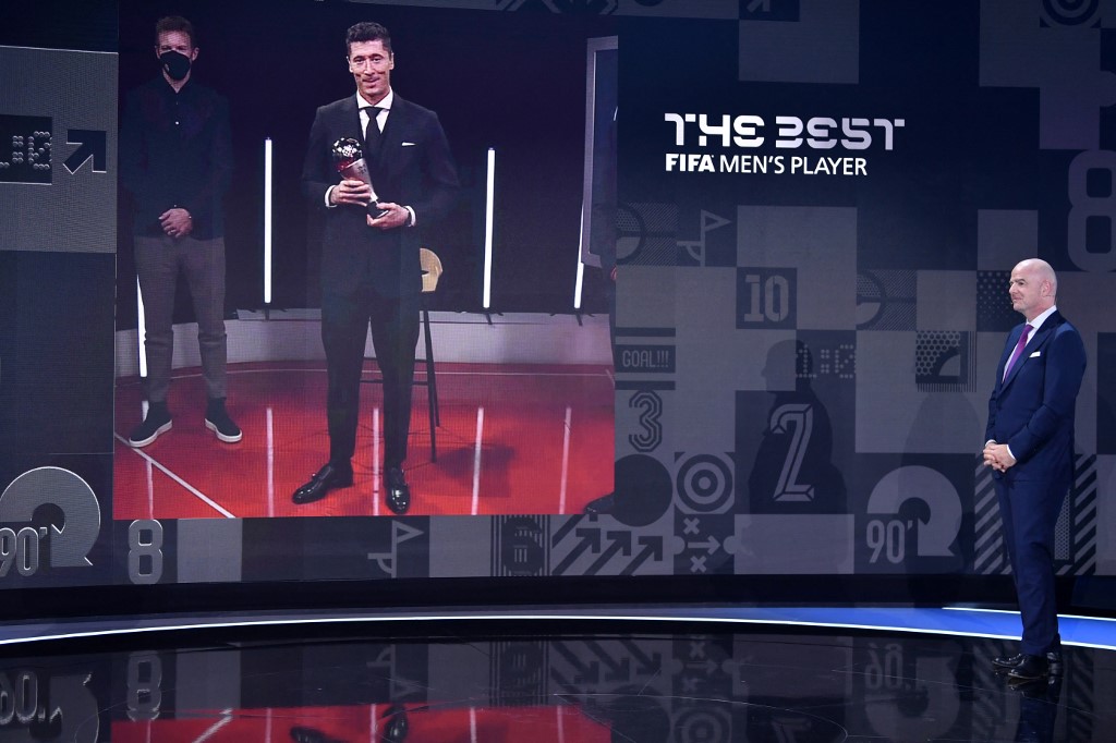 Robert Lewandowski gana premio The Best al mejor jugador en 2021