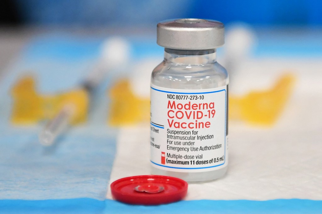 Moderna inició ensayos de un refuerzo de vacuna para Ómicron