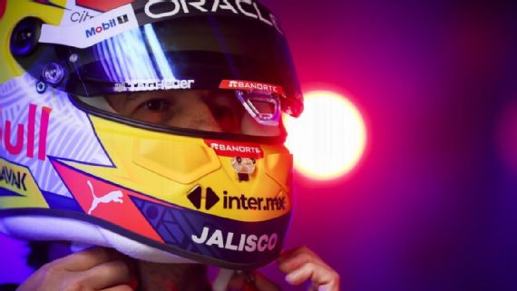 ‘Checo’ Pérez muestra su nuevo casco para temporada 2022 de F1
