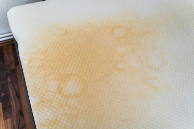 Métodos para eliminar las manchas amarillas del colchón sin usar cloro