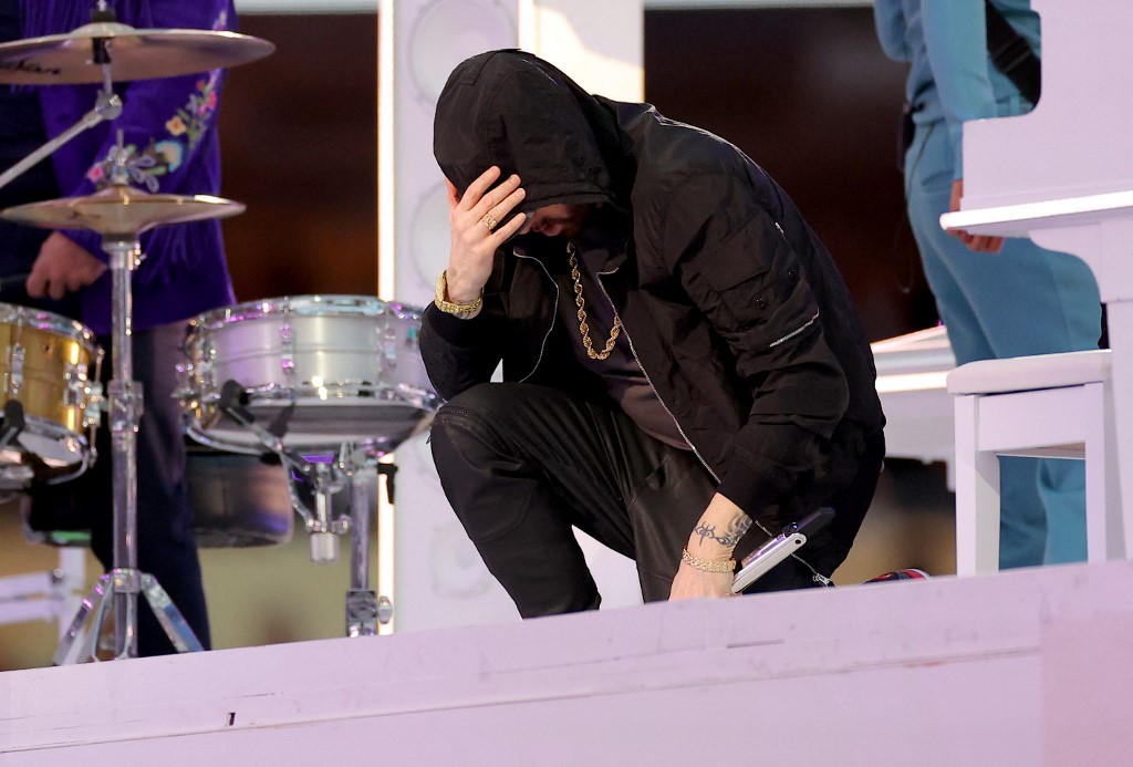 Eminem se arrodilla contra el racismo en pleno show de medio tiempo del Super Bowl