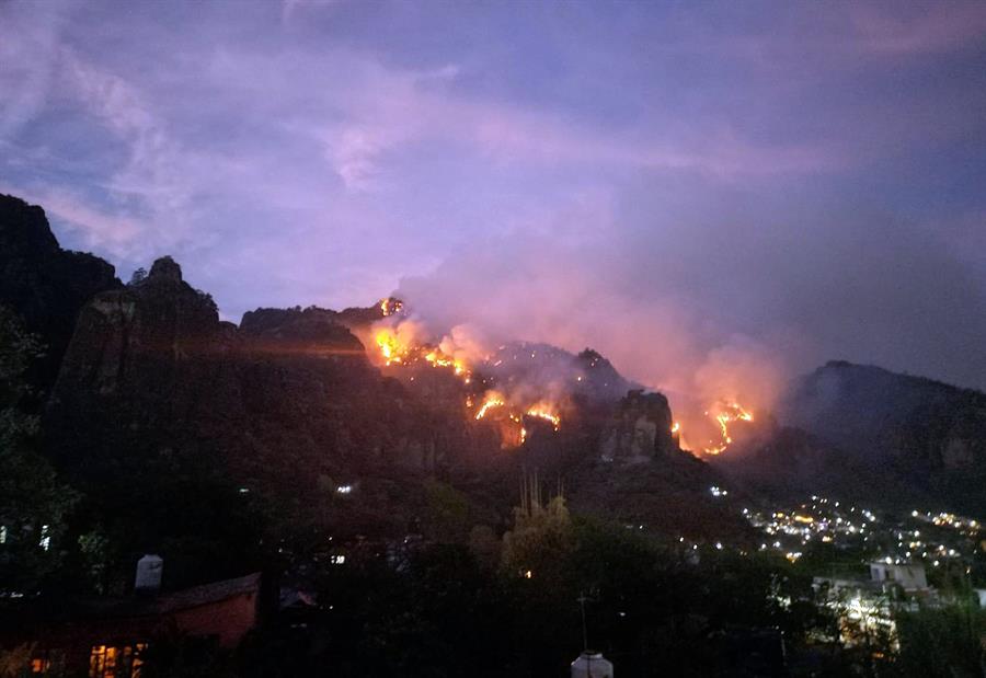 Incendio consume parte del cerro del Tepozteco, en Morelos