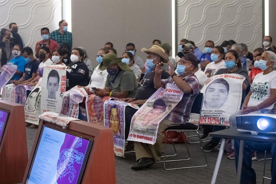 Nuevo informe del caso Ayotzinapa acusa simulación en investigaciones