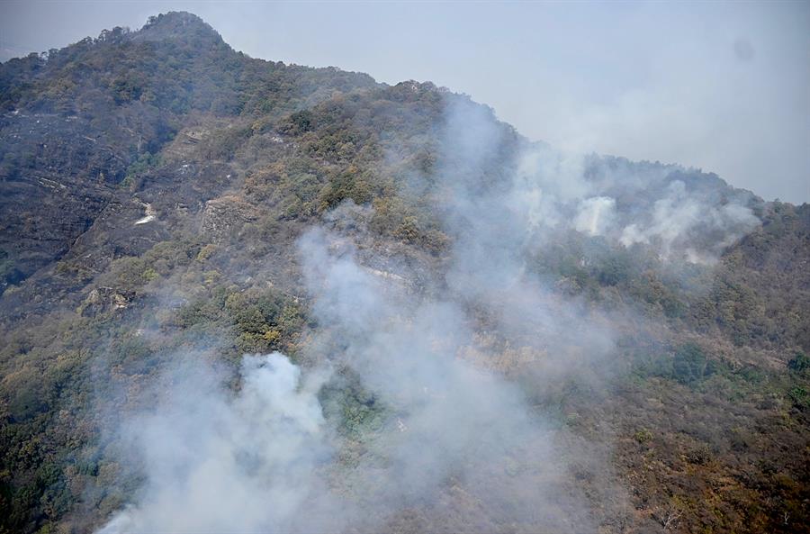 Autoridades tienen controlado 60% del incendio en cerro del Tepozteco