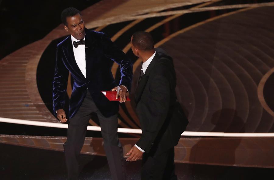 Will Smith se disculpa con Chris Rock por agredirlo en los Oscar