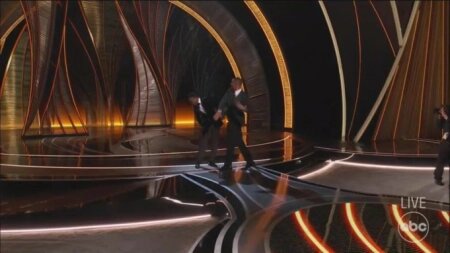 Will Smith golpea a Chris Rock en plena ceremonia del Oscar 2022