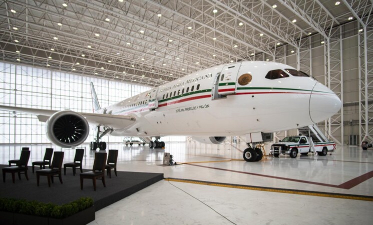 AMLO entrega el avión presidencial a nueva empresa del Ejército