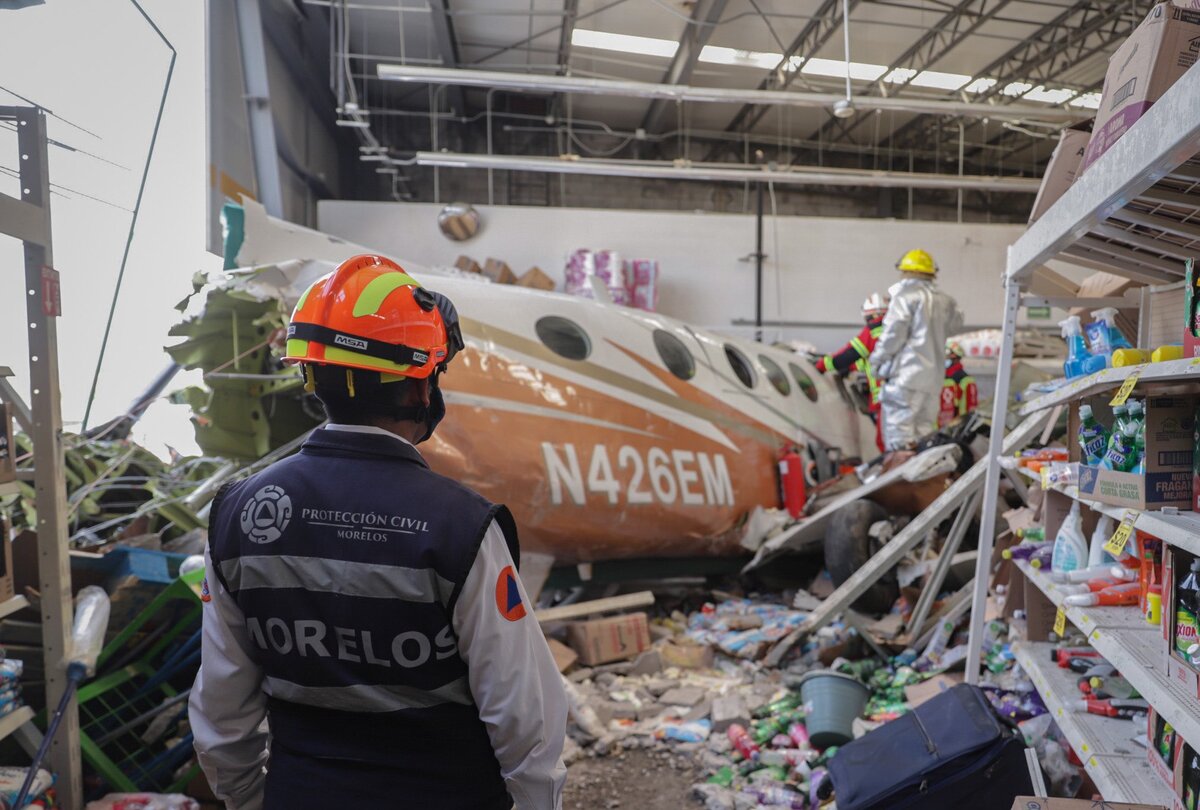 Avioneta cae en supermercado de Morelos; deja tres personas sin vida