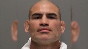 Detienen a Caín Velásquez por intento de asesinato