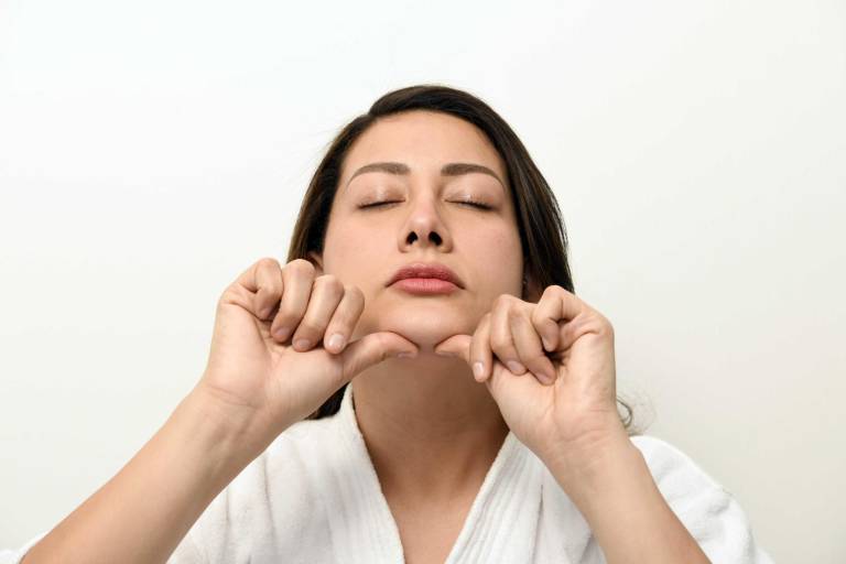 Masajes faciales antiedad para evitar la flacidez en el rostro
