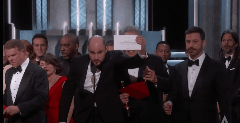 Moonlight gana Oscar a Mejor Película y muestran error en tarjeta