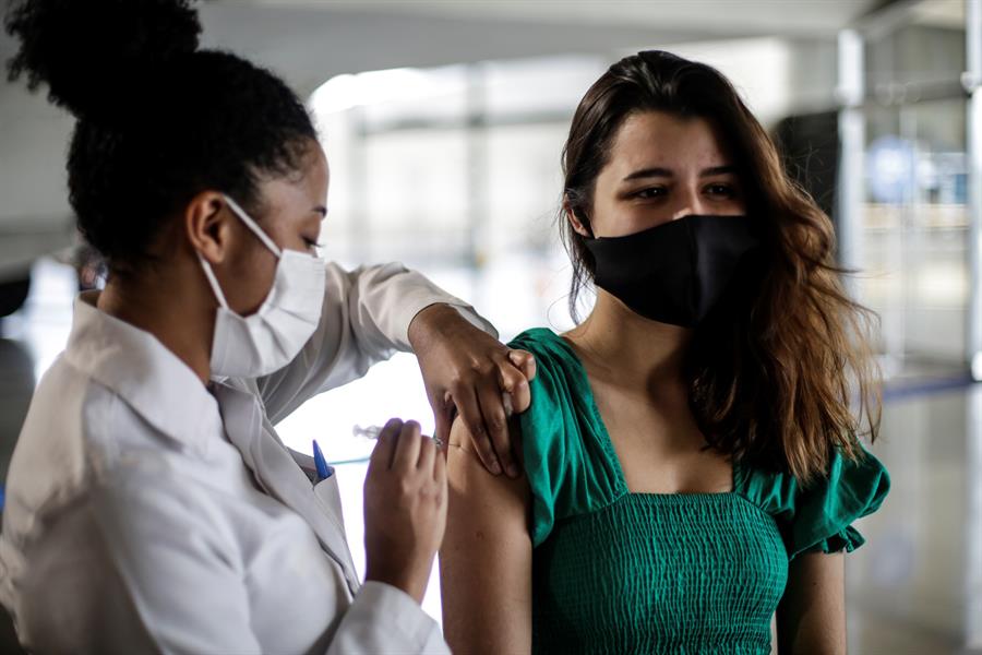 Brasil termina emergencia sanitaria, alerta que pandemia de COVID-19 ‘no acabó’