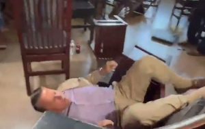 Alfredo Adame ahora pelea con el abogado de Carlos Trejo y termina en el suelo