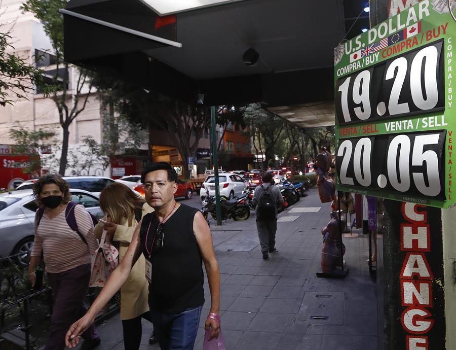 Fortaleza del peso mexicano contiene inflación y atrae a inversionistas