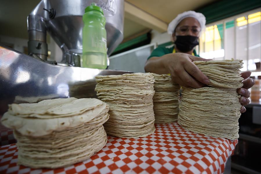 Inflación amarga a la producción de tortillas de maíz de México