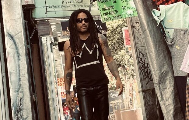 Lenny Kravitz se pasea por calles de la CDMX