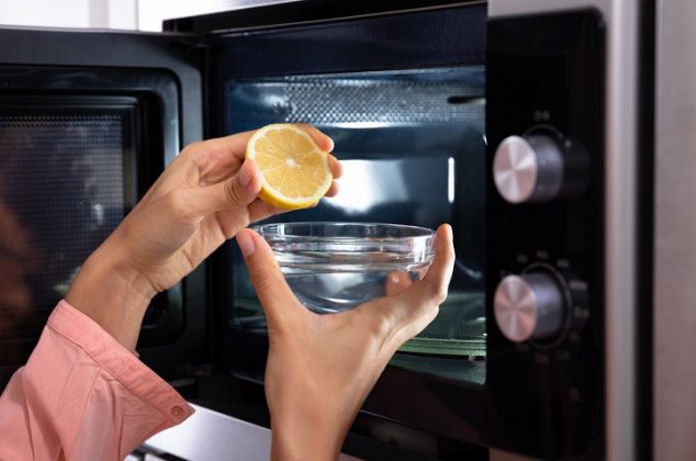 ¿Limpiar el microondas con un limón? Conoce el práctico truco que se volvió viral
