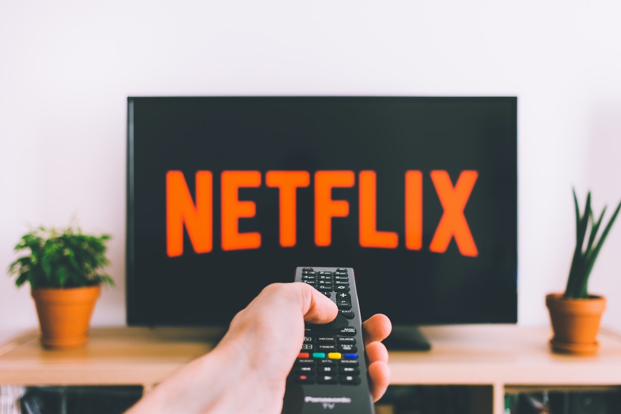 Netflix cae 36% en la bolsa tras pérdida de 200 mil suscriptores