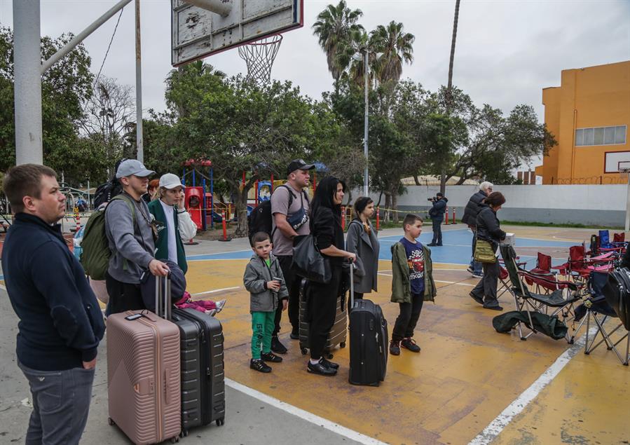 Refugiados ucranianos son ubicados en albergue temporal en Tijuana