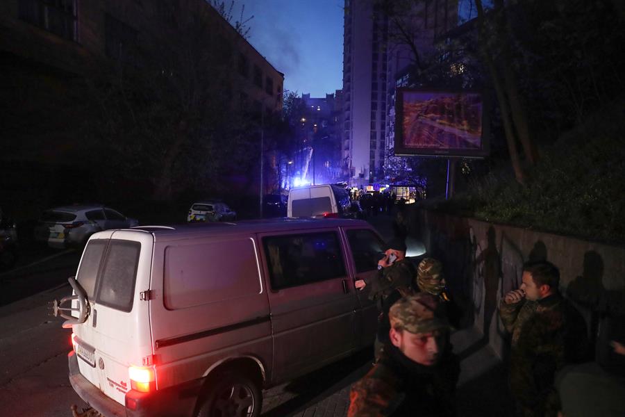 Se registra ataque con misiles en centro de Kiev, en Ucrania; uno impacta en departamentos