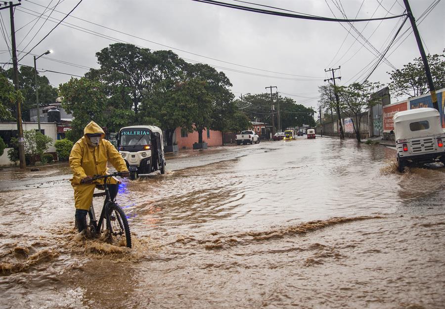 Conagua alerta por posible formación de dos ciclones en México