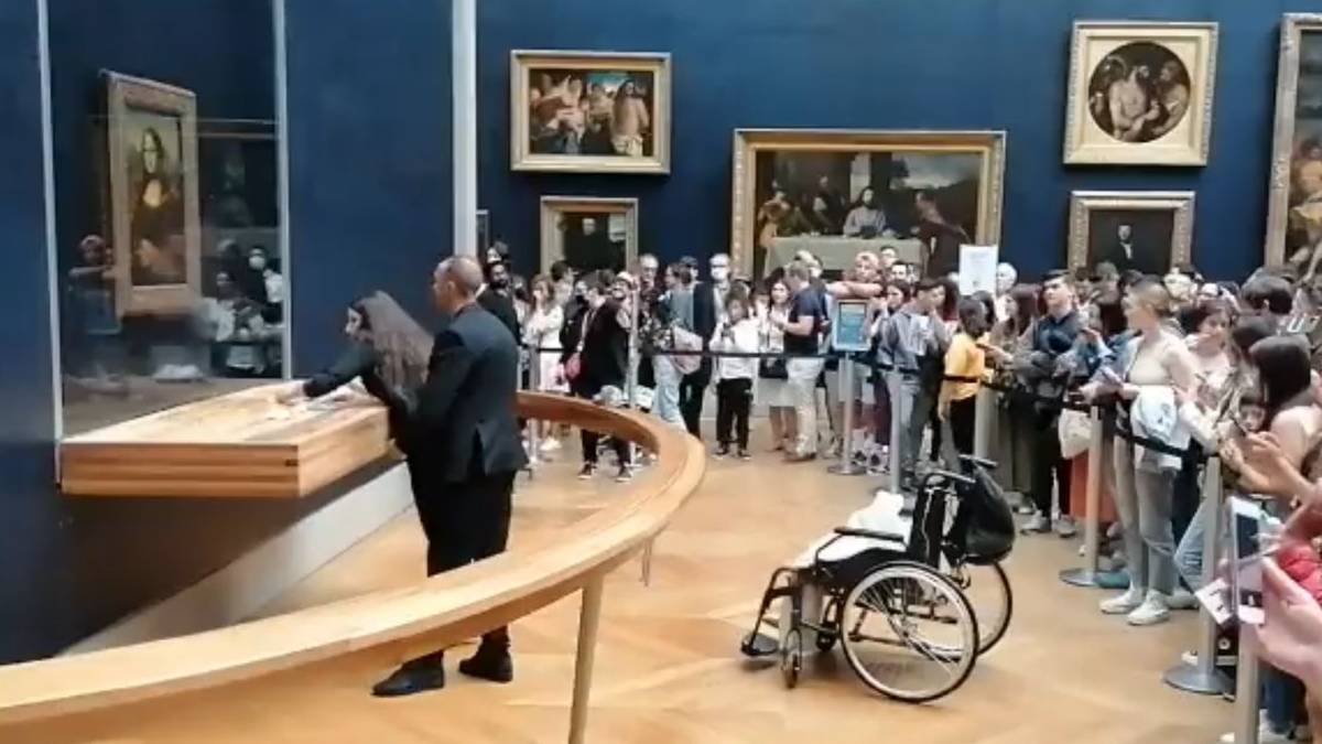 hombre-lanza-pastel-a-mona-lisa-de-da-vinci-en-el-museo-louvre-1