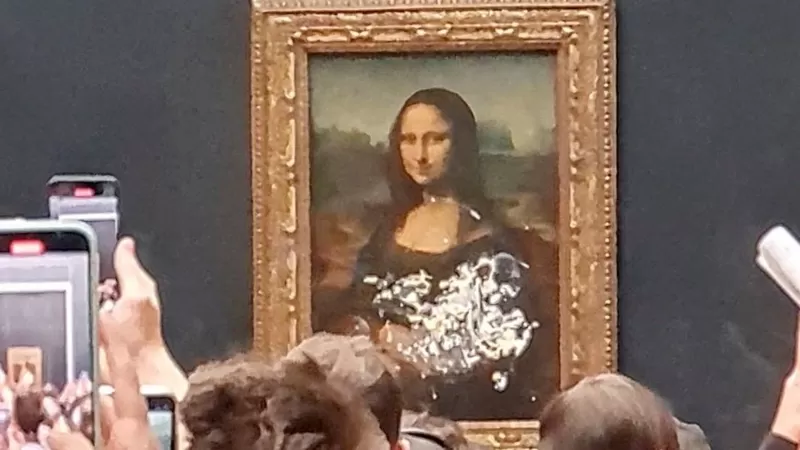 Hombre lanza pastel a Mona Lisa, de Leonardo Da Vinci, en el Museo Louvre