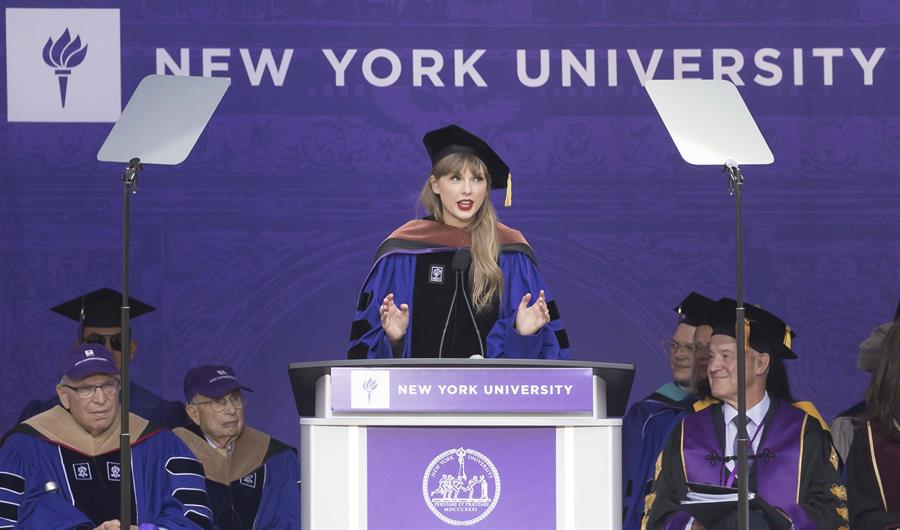 Taylor Swift recibe doctorado honoris causa de la Universidad de Nueva York