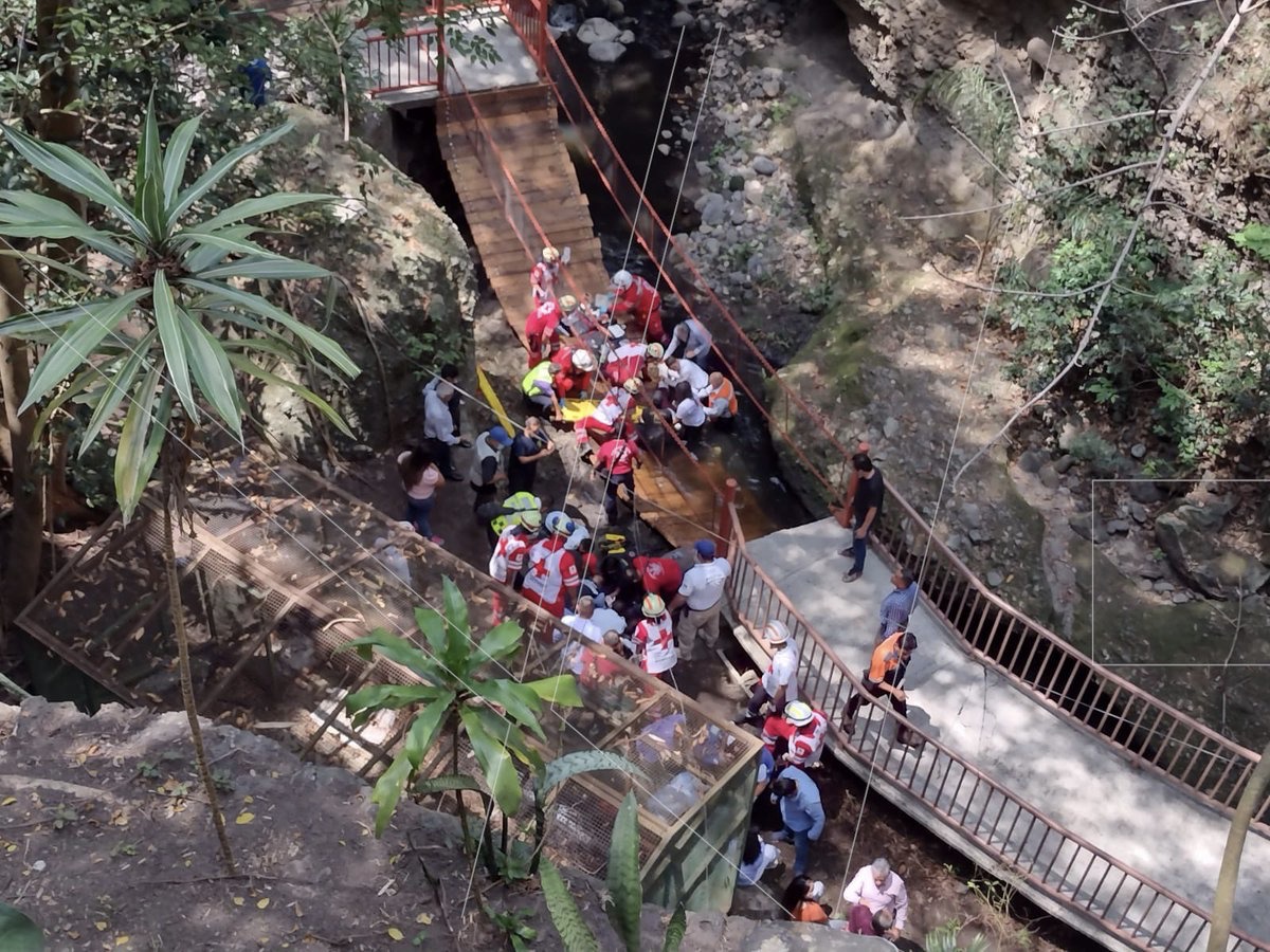 Cae puente colgante recién remodelado en Cuernavaca, hay varios heridos
