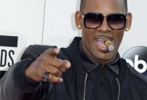 R. Kelly: Exhiben más abusos del cantante contra menor de edad