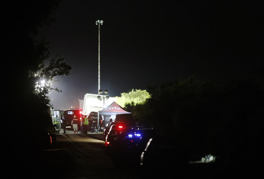 Sube a 53 los migrantes muertos en camión abandonado en Texas
