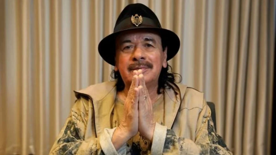 Carlos Santana se desmaya en pleno concierto, lo reportan como estable