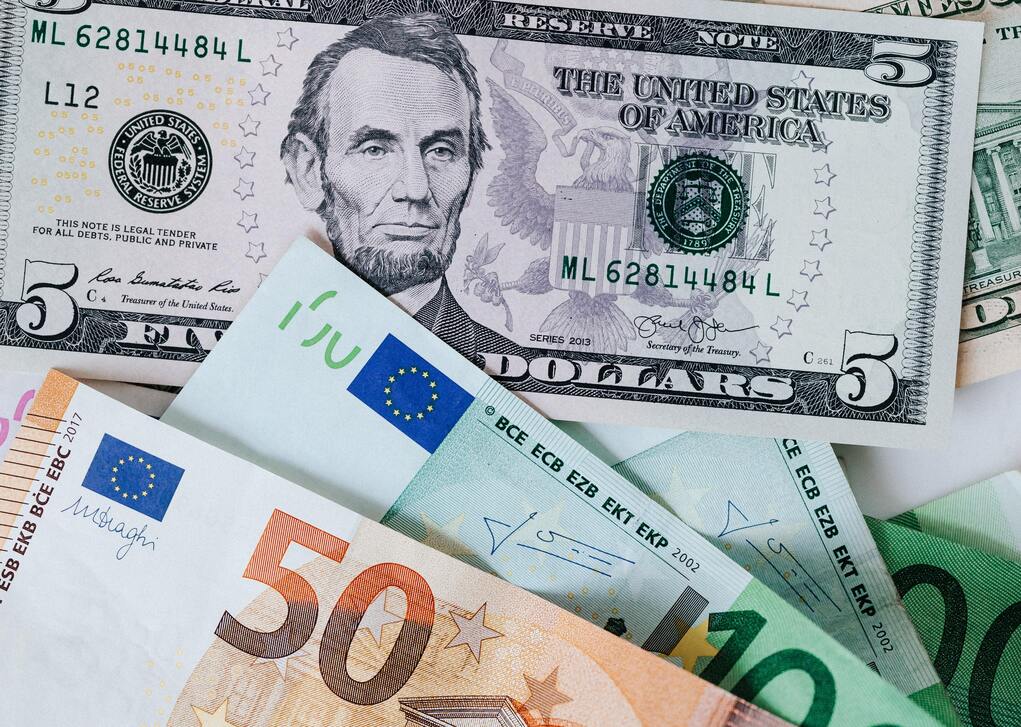 Valor del euro cae por debajo del dólar por primera vez en 20 años