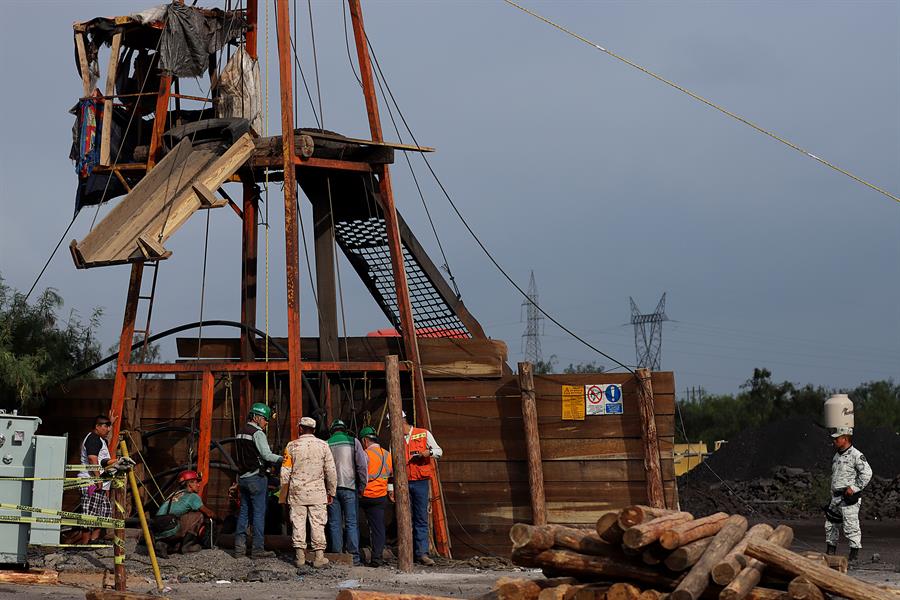 Gobierno niega suspensión del rescate de 10 mineros atrapados en Coahuila