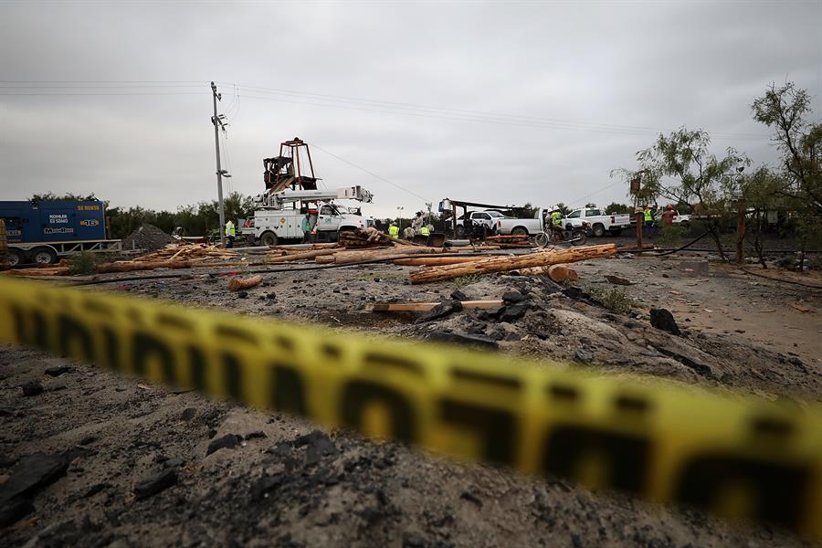 Aceleran labores de rescate de 10 mineros atrapados por derrumbe en Coahuila