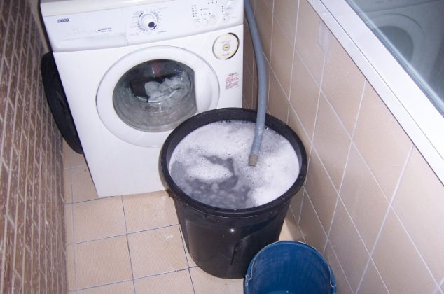 ¡No la desperdicies! Así puedes reutilizar el agua de la lavadora, según la UNAM