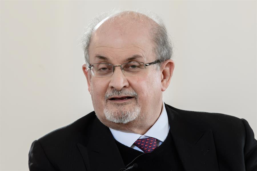 Salman Rushdie: Escritor fue atacado en el escenario en conferencia en Nueva York
