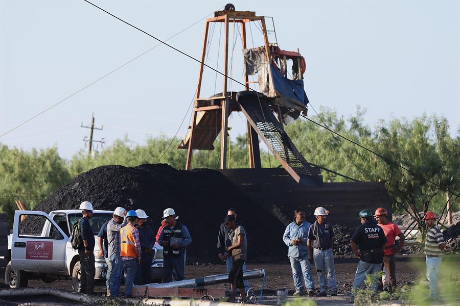 Suman 10 mineros atrapados y 5 lesionados por derrumbe en mina de Coahuila