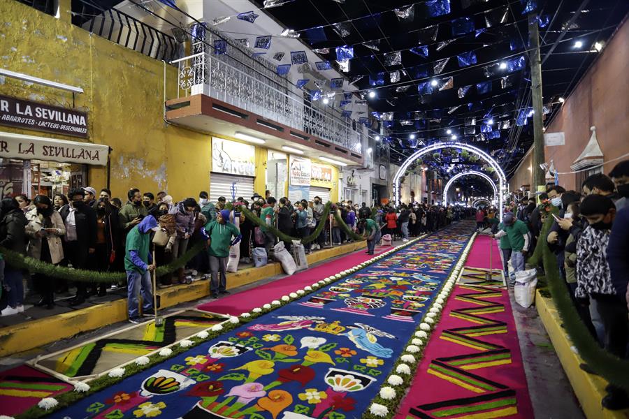 Tlaxcala rompe Récord Guinness con alfombra de aserrín de 3 mil 932 metros