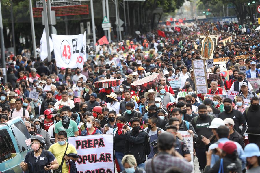 A ocho años de Caso Ayotzinapa, activistas y familiares exigen justicia