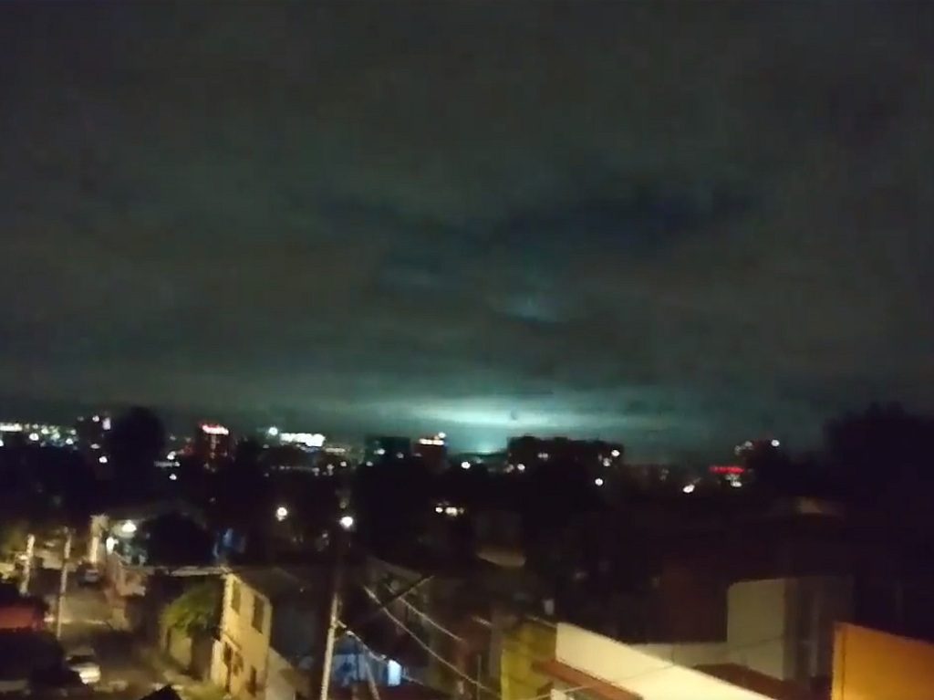 ¿Por qué se ven destellos de luz en el cielo durante un sismo?
