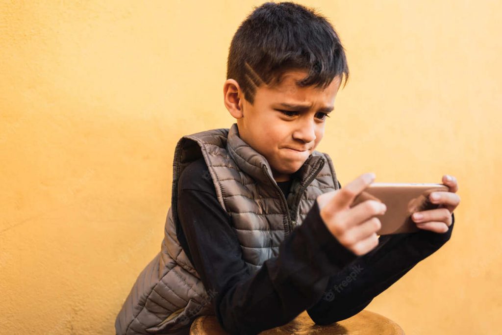 expertos-alertan-de-dolores-de-espalda-en-ninos-por-uso-de-dispositivos