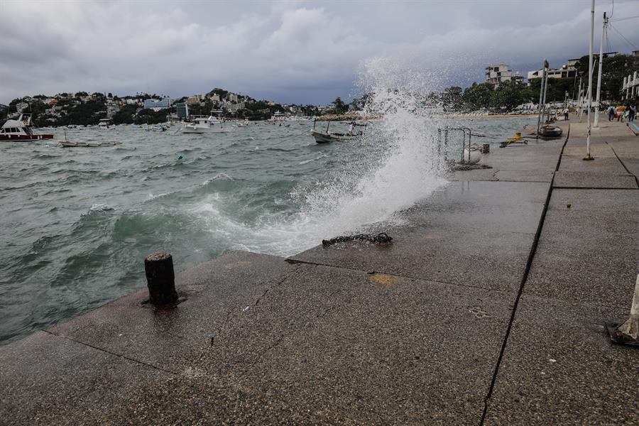 Kay se fortalece y ya es huracán categoría 1, deja daños y muertes a su paso por México